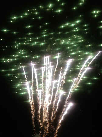 FB_fireworks03.jpg (64980 bytes)